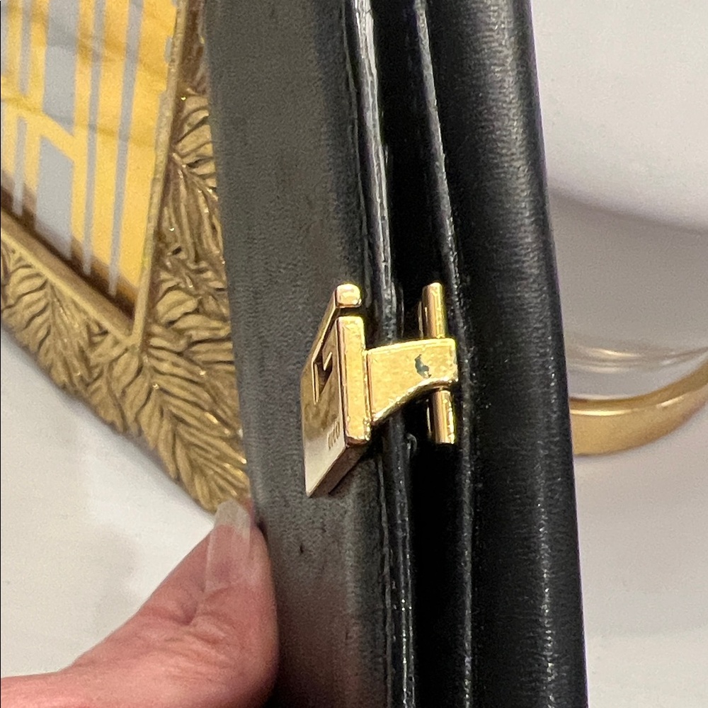 Vintage Gucci Black Leather Wallet with Gold Tone Clasp - Picture 4 of 16